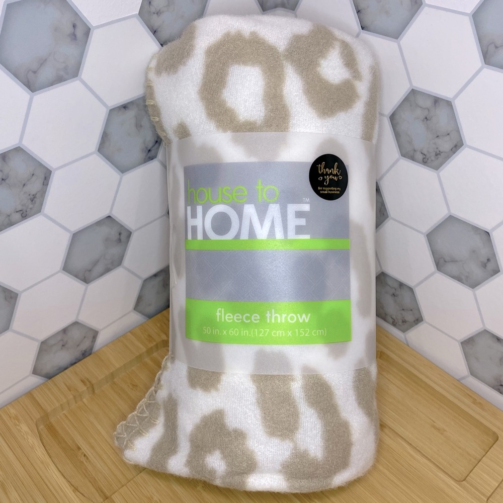 🆓✨FREE w/ $25 ORDER✨ Cream Leopard Print Fleece Throw Blanket